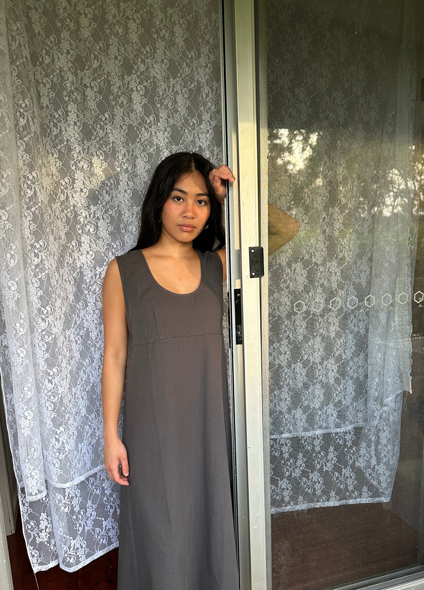 SLEEVELESS TIE DRESS - SMOKE