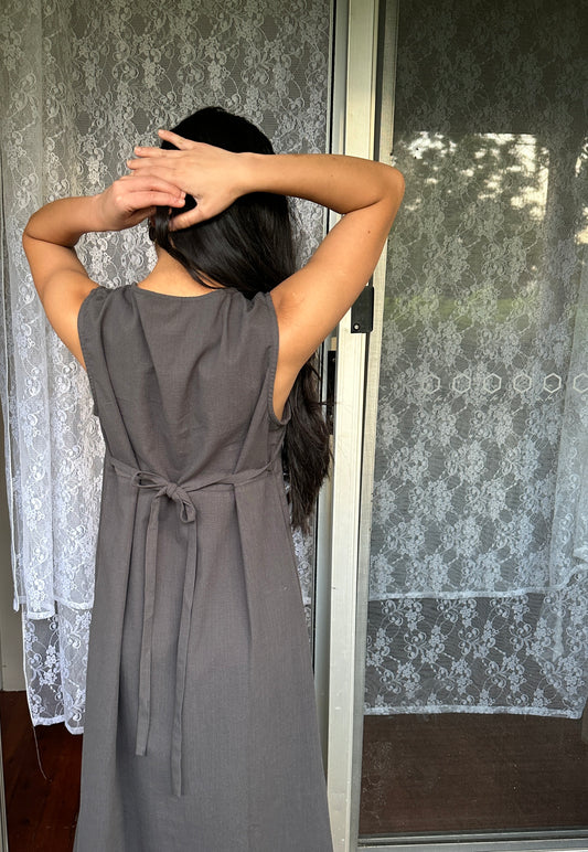 SLEEVELESS TIE DRESS - SMOKE