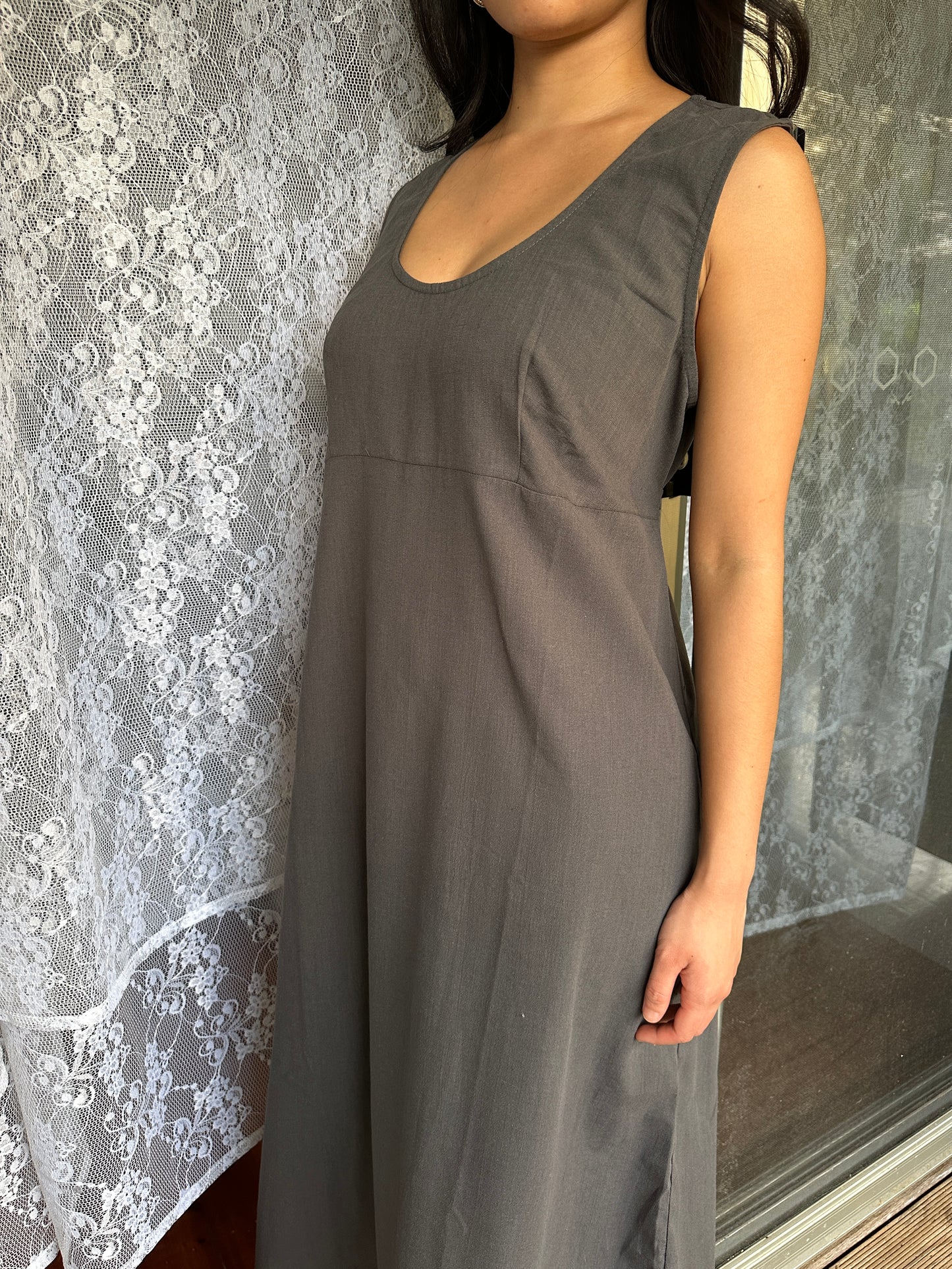 SLEEVELESS TIE DRESS - SMOKE