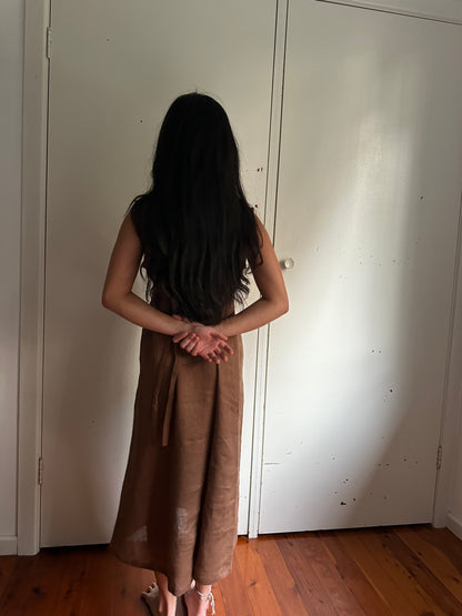 SLEEVELESS TIE DRESS - CACAO