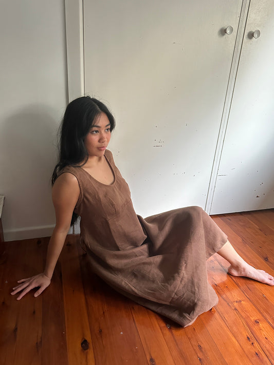 SLEEVELESS TIE DRESS - CACAO